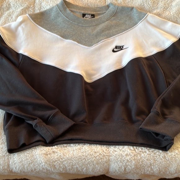 Cute little sweatshirt, new with tags 🏷 - Picture 3 of 5